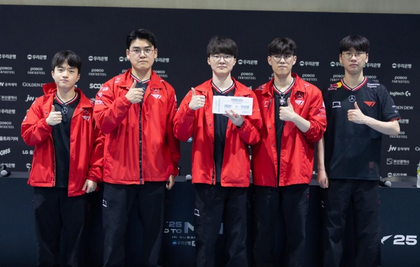 T1 chơi board game để lấy lại tinh thần