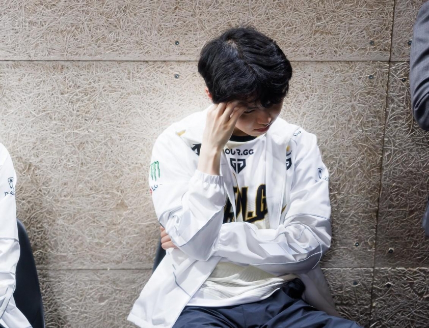 Chovy tiếp tục bị 'gọi hồn' sau khi T1 vô địch CKTG 2025 Chovy lặng lẽ nhìn bảng điện tử tại CKTG 2025