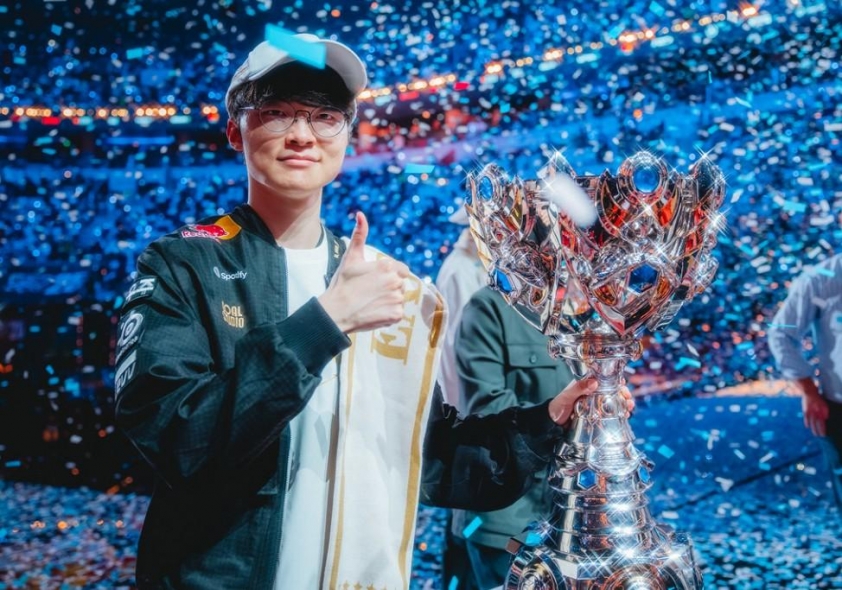 Faker trong buổi livestream công bố skin Faker livestream công bố skin vô địch CKTG 2025