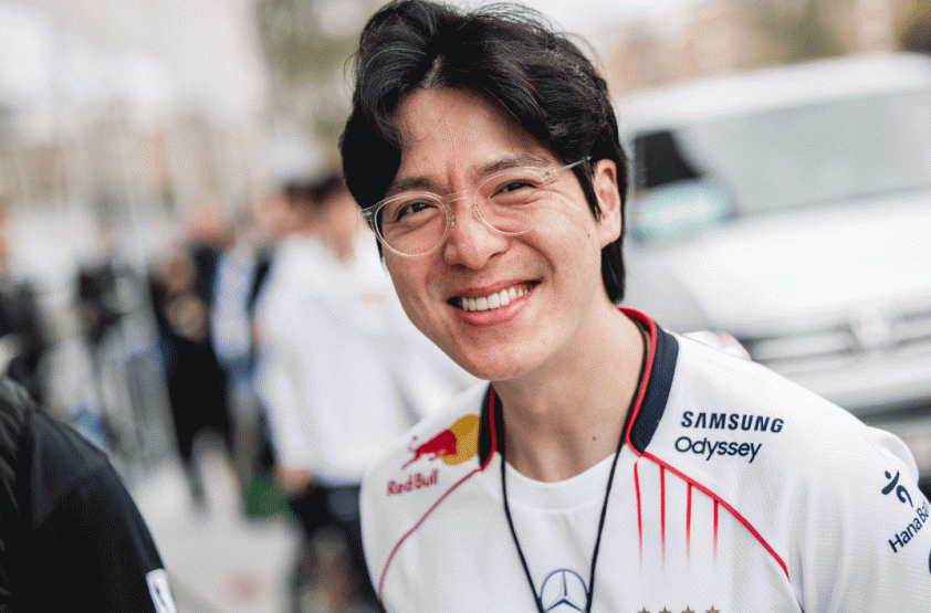 HLV kkOma: 'T1 và KT là đối thủ truyền kiếp' HLV kkOma cùng đội T1 chuẩn bị cho trận chung kết