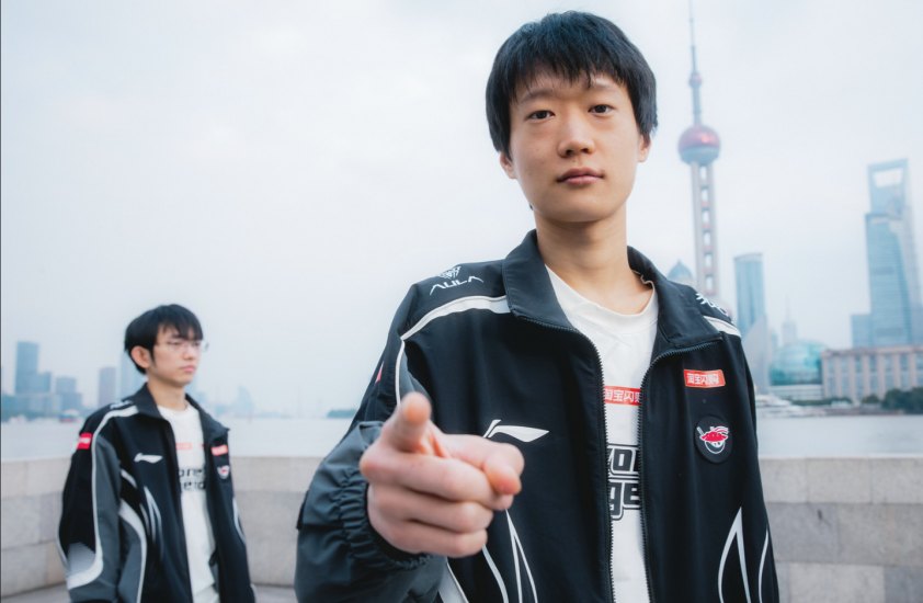 Shanks: 'Không hiểu sao Faker ngần ấy tuổi mà đánh vẫn hay' Shanks chia sẻ cảm nghĩ về Faker