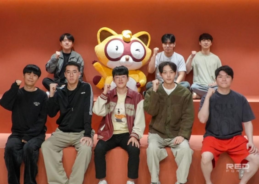 HLV Dandy lần đầu lên tiếng sau khi rời HLE: 'Mục tiêu lâu dài là vô địch CKTG' HLV Dandy cùng đội hình Nongshim RedForce