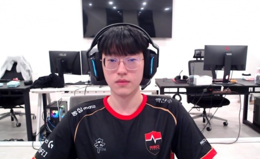 Scout trong màu áo Nongshim RedForce